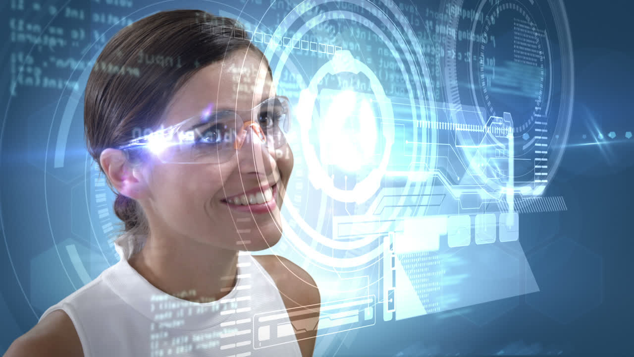 una mujer sonriente está usando gafas futuristas.