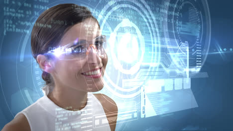 una mujer sonriente está usando gafas futuristas.