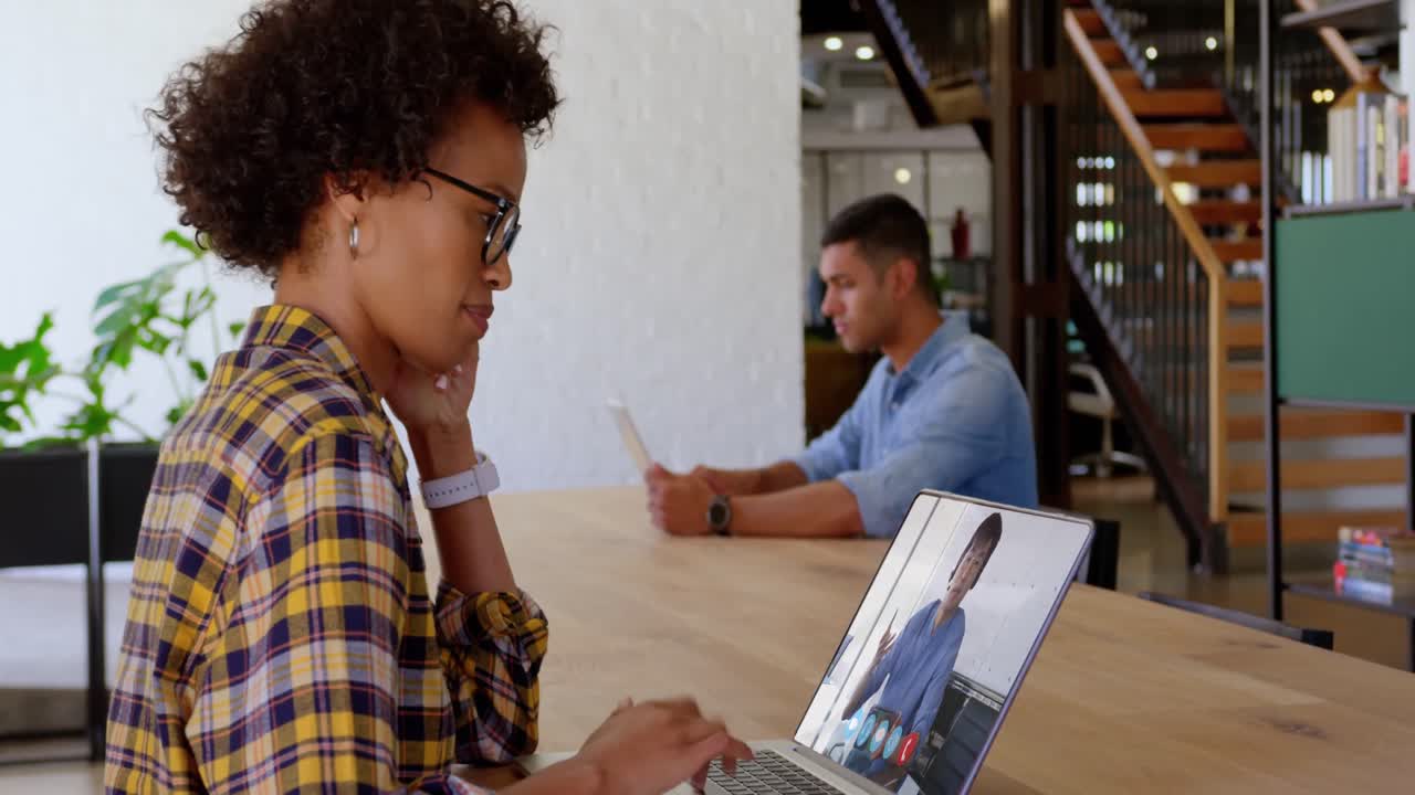 donna in videoconferenza