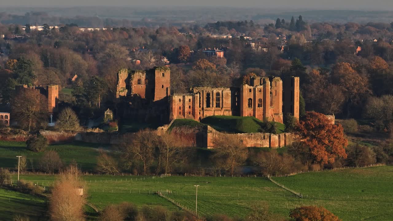 Rovine del Castello, Edificio Storico, Warwickshire Regno Unito, Paesaggio Aereo Serale Autunnale