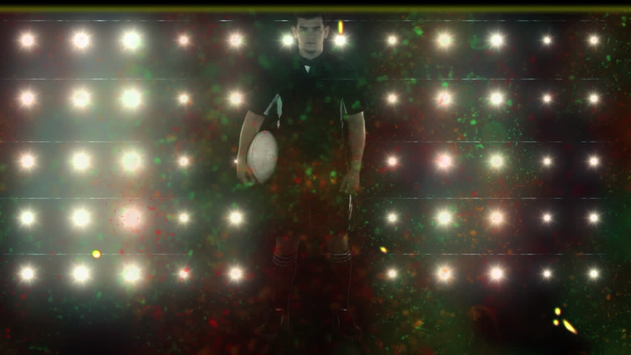 animación de un clip de película dañado de un jugador de rugby caucásico sosteniendo la pelota frente a los reflectores