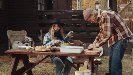 pareja sirviendo la cena de la parrilla