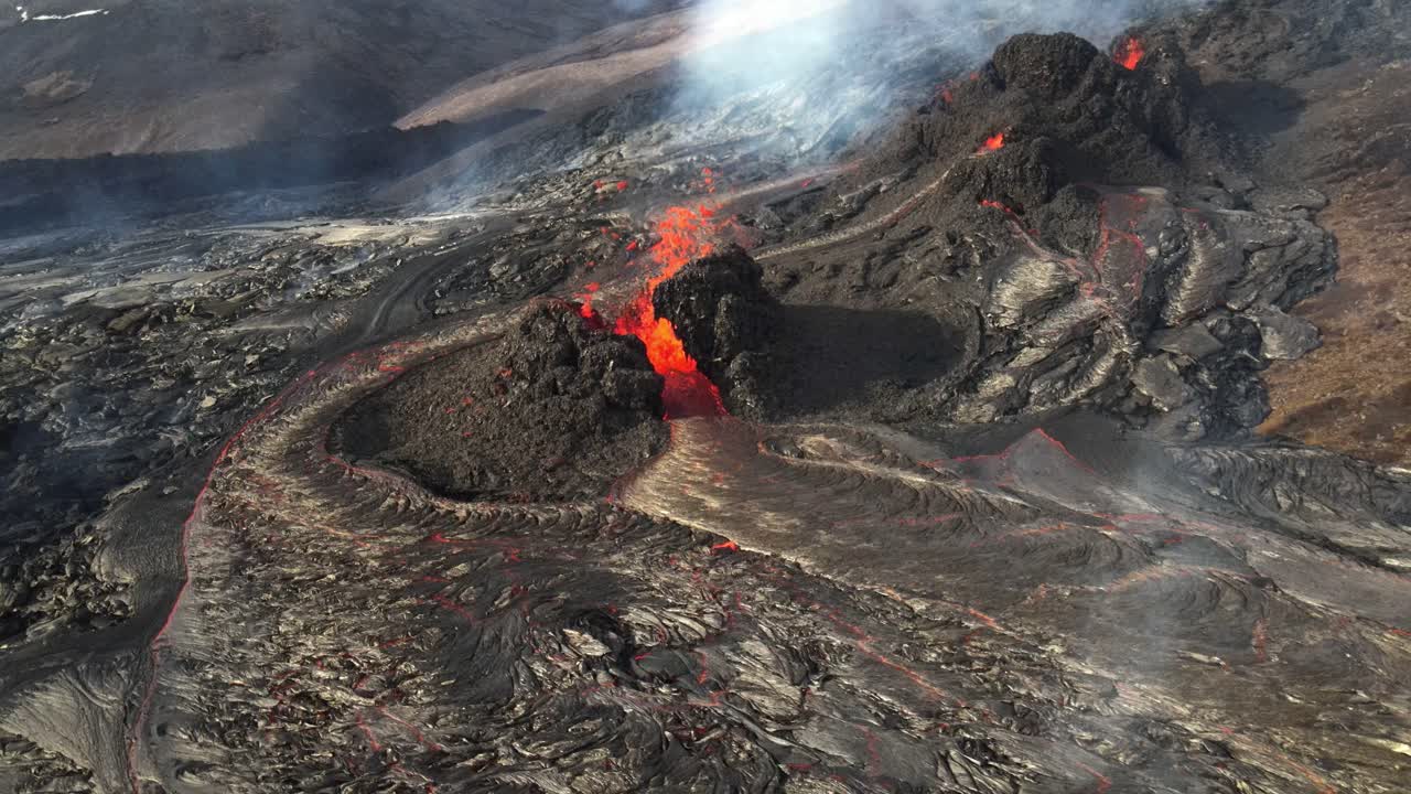 Colata lavica da un vulcano in eruzione