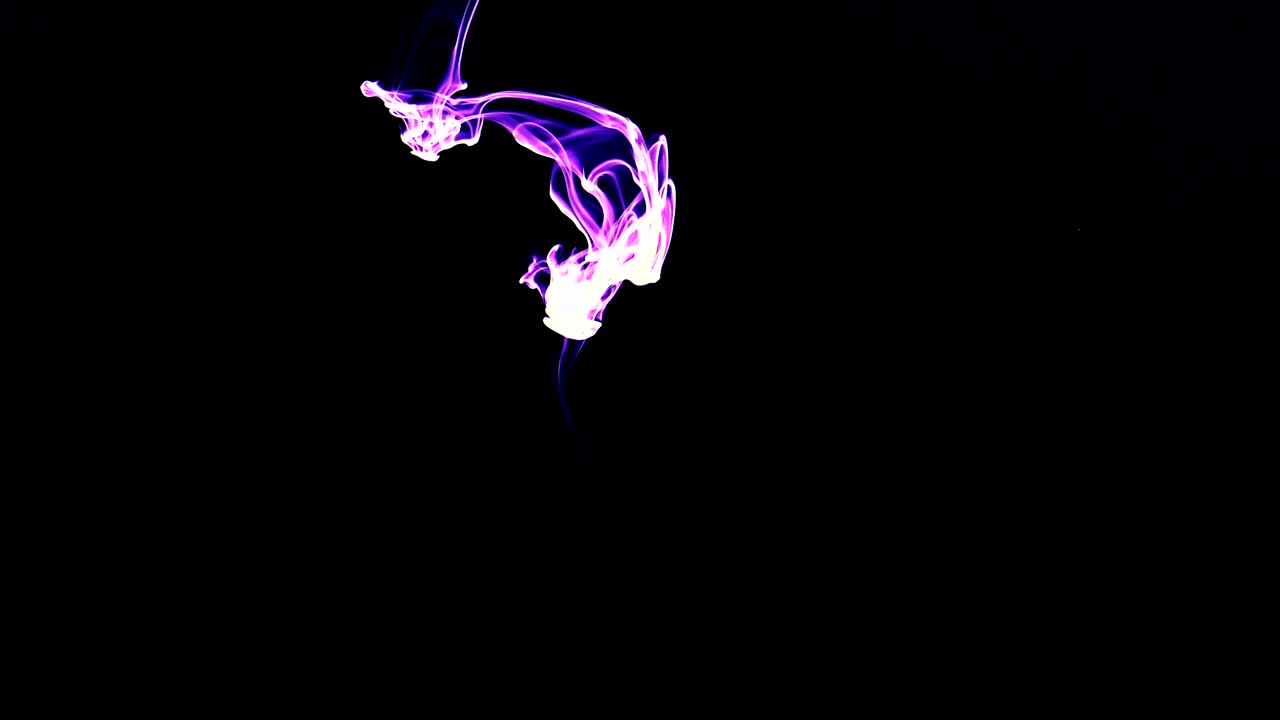 tinta abstracta esparcida bajo el agua