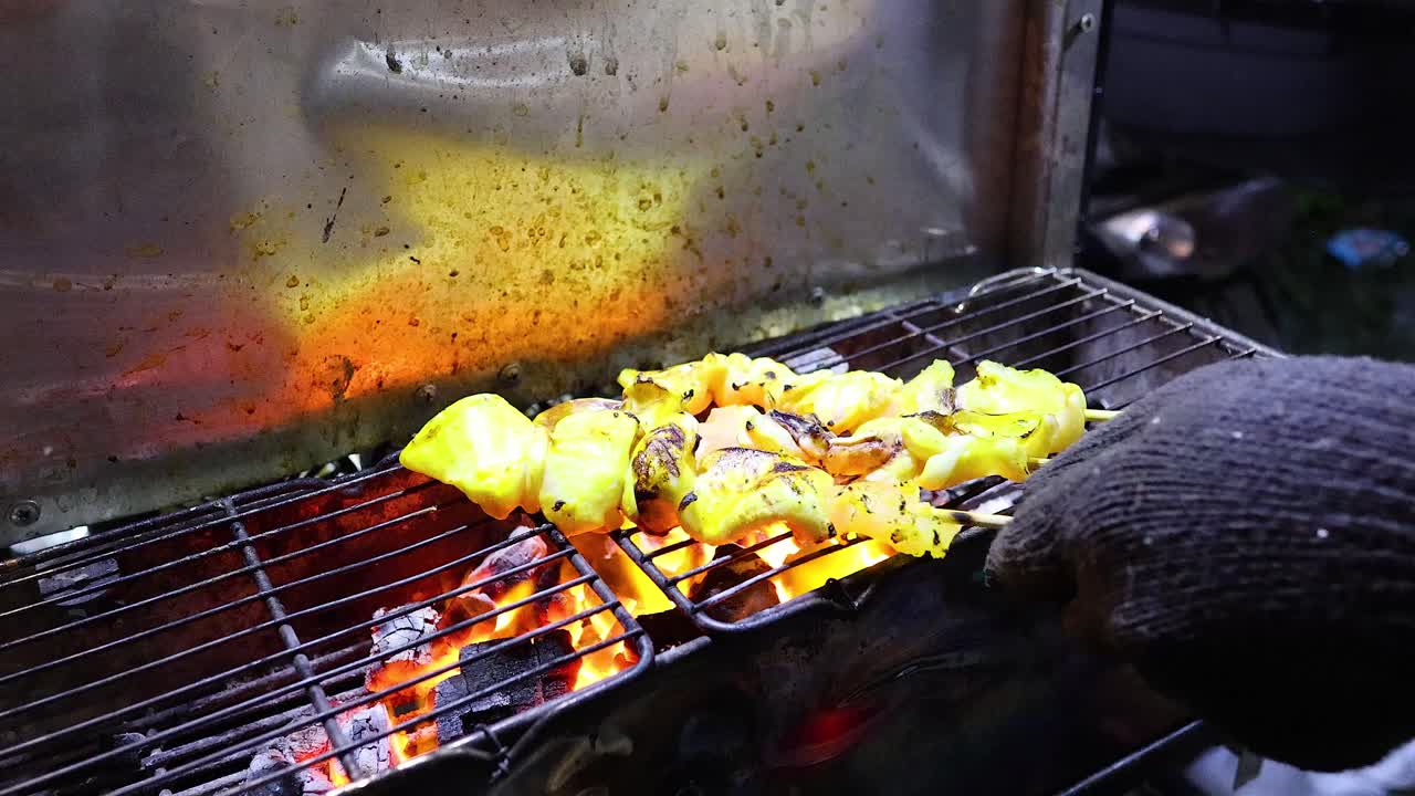 오징어 스피어 를 열고 손 으로 는 것