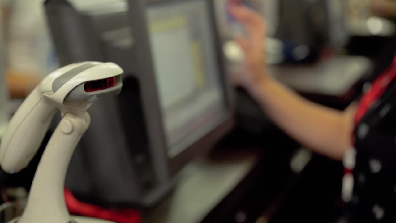 trabajo de cajera en el supermercado de ropa 2