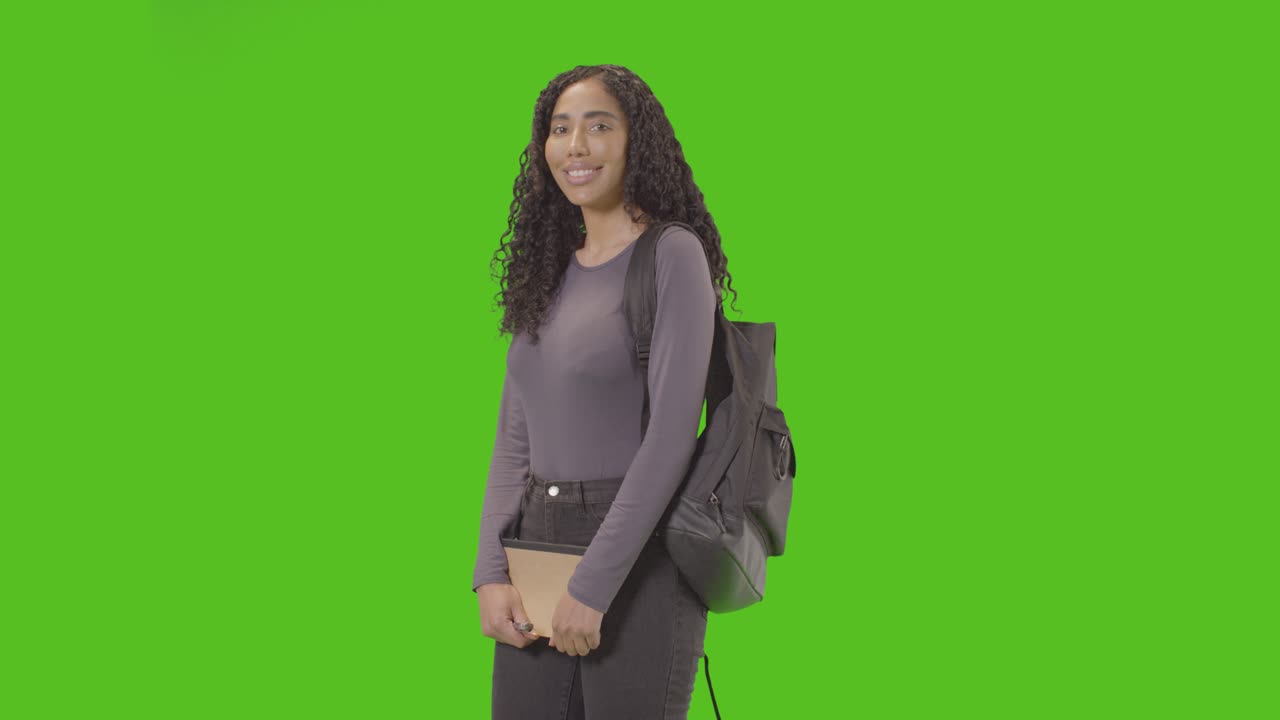 ritratto di una studentessa universitaria o universitaria con zaino e notebook sullo schermo verde che sorride alla telecamera 1