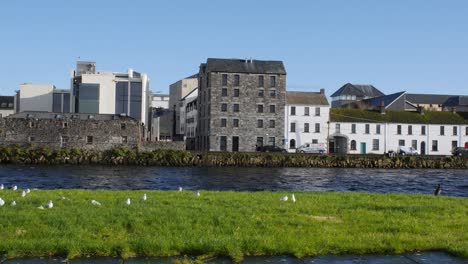 Malerische-Statische-Aufnahme-Des-Stadtzentrums-Von-Galway-Mit-Corrib-River-Und-Spanish-Arch-An-Einem-Sonnigen-Tag