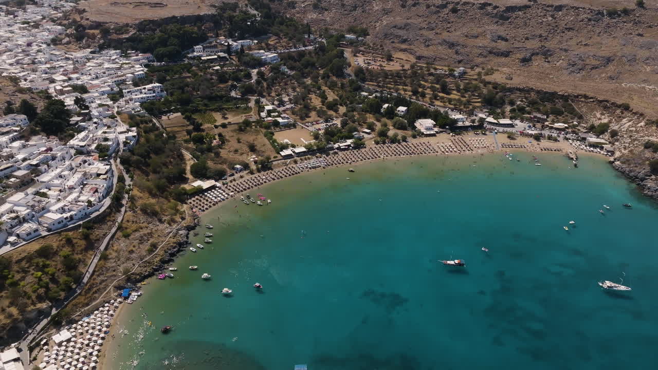 vista aérea rodeando la playa de lindos y la laguna, en el soleado rodas, grecia