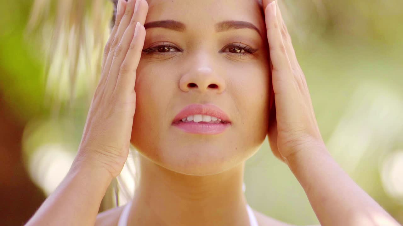 머리카락에 손을 고 있는 아름다운 여자