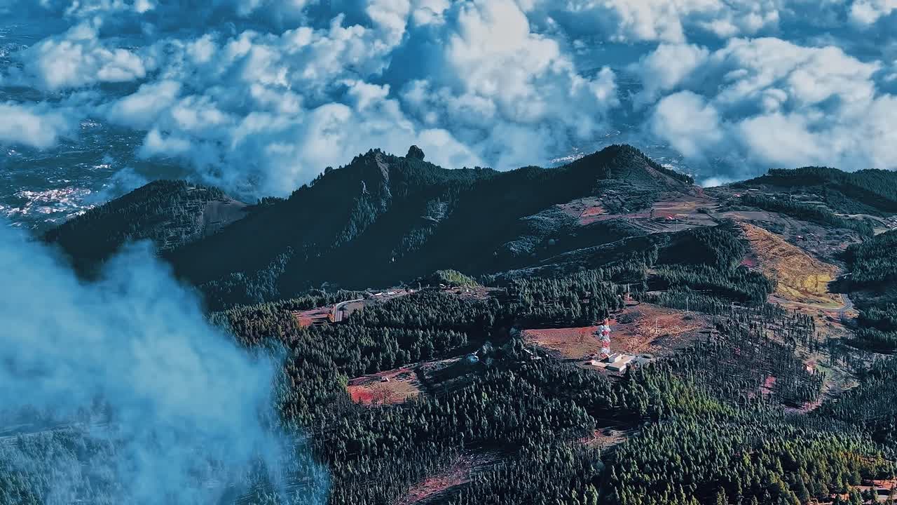 Yoğun orman ve tepelerle çevrili Gran Canaria manzarasının yukarıdan görünümü.