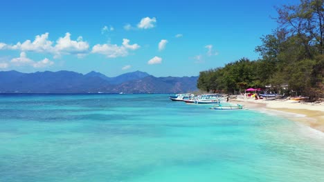 Insel-Ko-Phi-Phi-Don,-Indonesien-–-Wunderschöne-Touristeninsel-Bestehend-Aus-Weißem-Sand,-Grünen-Bäumen-Und-Einzigartigen-Cottages-–-Weitwinkelaufnahme