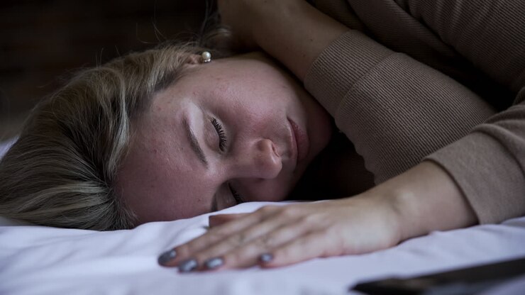 Jonge vrouw ligt op bed