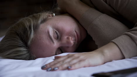 Mujer-Joven,-Acostado,-En-La-Cama