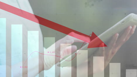 animación del procesamiento de datos financieros sobre un empresario caucásico que usa una tableta