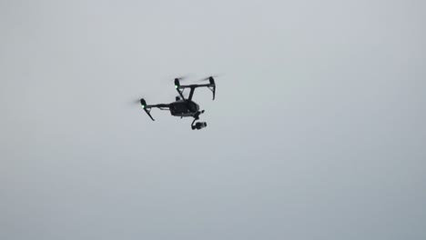 drone profesional dji inspire 2 moscas mientras sopla un fuerte viento