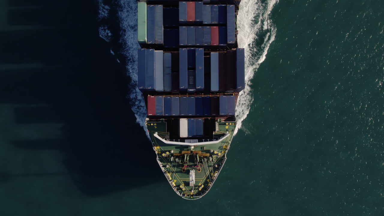 vista superior aérea de un buque de carga de contenedores cargados que viaja sobre el océano