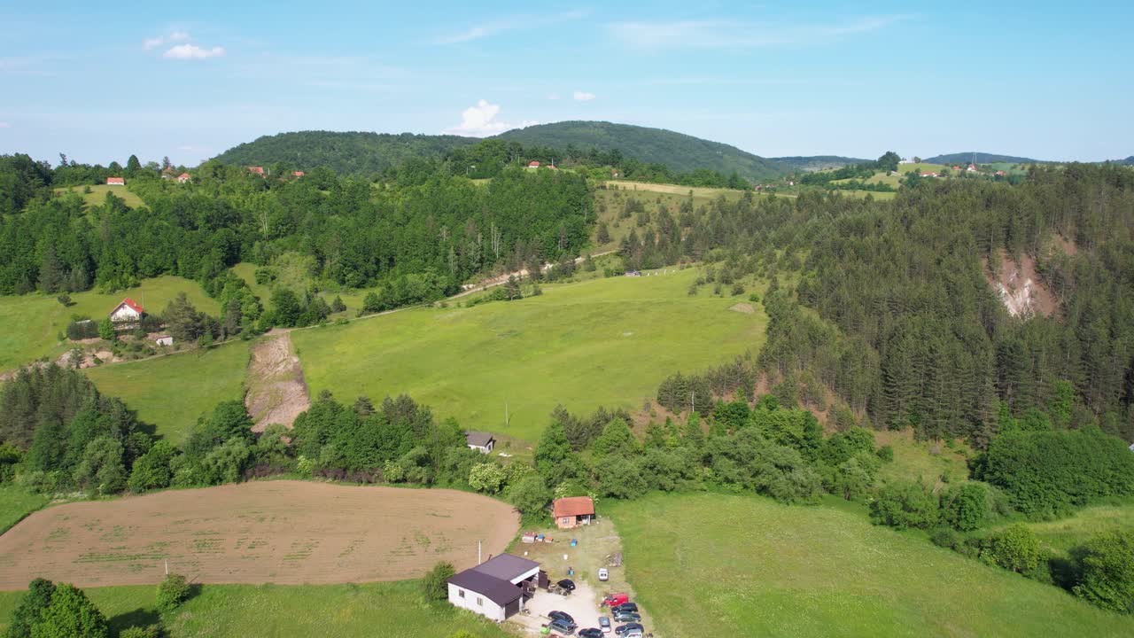 은 여름날에 세르비아의 zlatibor 산의 이한 풍경에서 마을 집의 공중 풍경