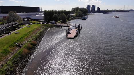 Grüner-Rasen-Und-Ein-Kleiner-Hafen-Am-Fluss-Im-Dorf-Kinderdijk-In-Molenlanden,-Südholland