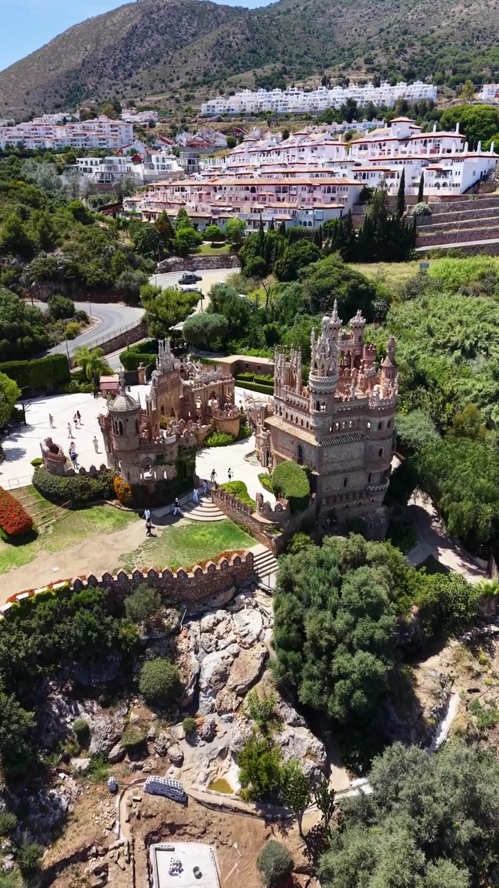 Vertikalt drone luftfoto, etablerende skud af Colomares Slot i Benalmádena, Málaga, Spanien, der afslører det unikke monument dedikeret til Christoffer Columbus omgivet af haver