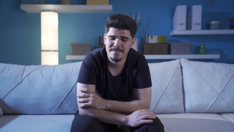 el joven emocional piensa en los buenos recuerdos.