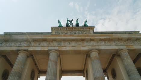 Pasando-Bajo-La-Puerta-De-Brandenburgo-En-Berlín