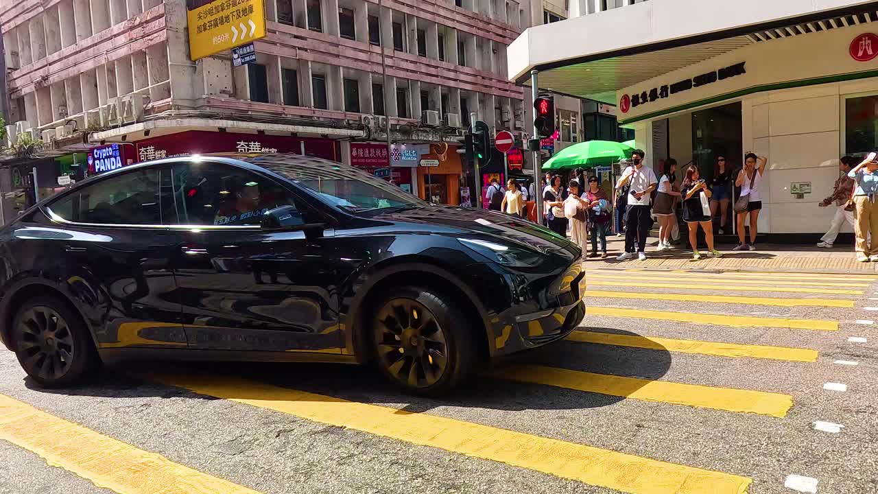 비는 교차로 에서 보행자 들 과 차량 들