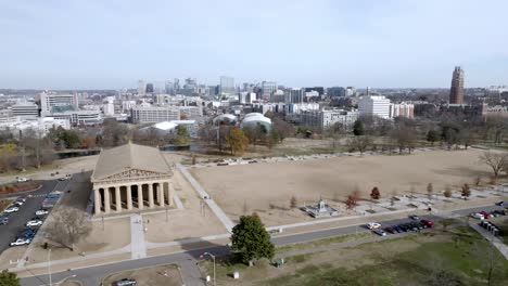 Edificio-Del-Partenón-En-Nashville,-Tennessee,-Con-Video-De-Drones-Moviéndose-Hacia-Los-Lados