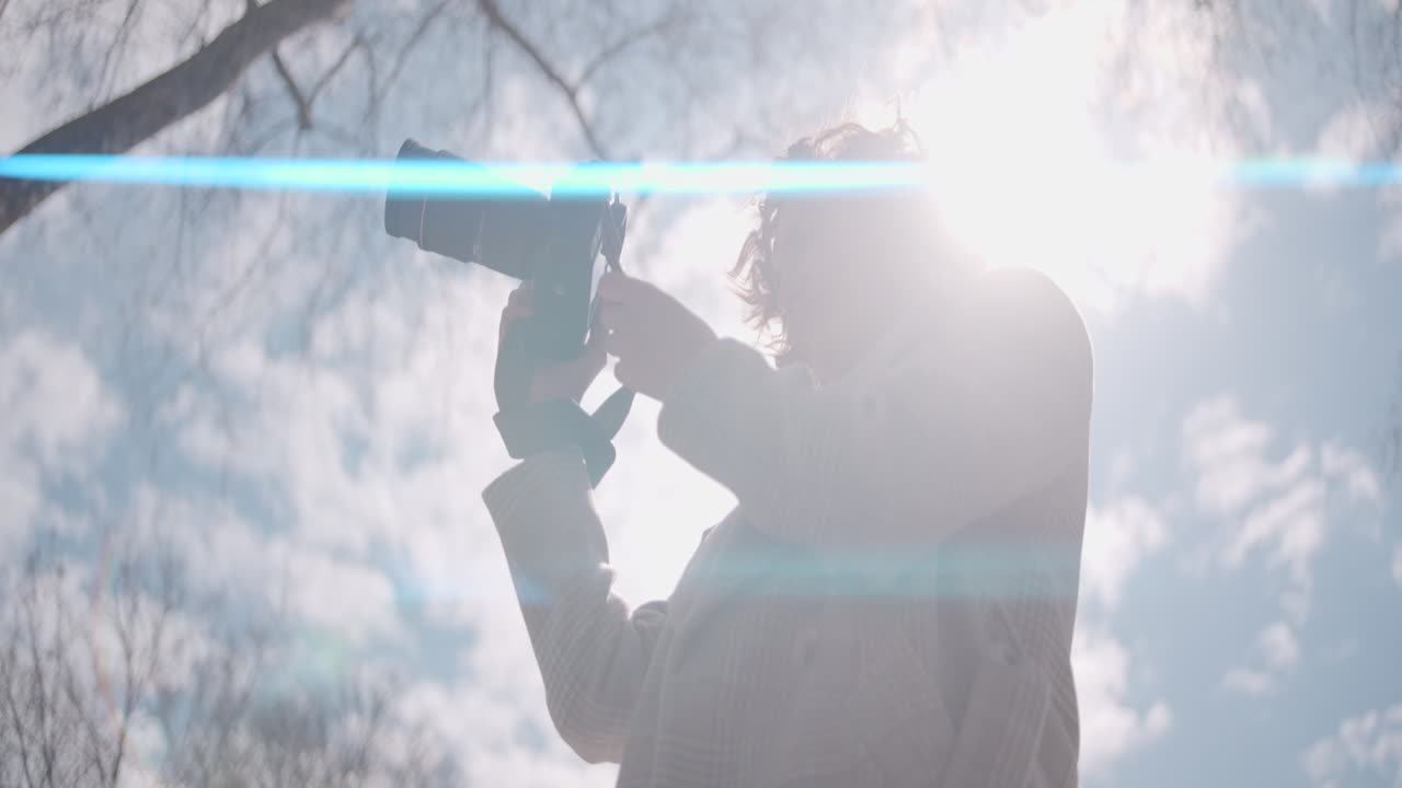 야외에서 사진을 찍는 여자