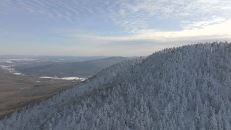 Aerial-View-Of-Snowy-Mountains-and-Forest-In-Sutton,-Canada---aerial-shot