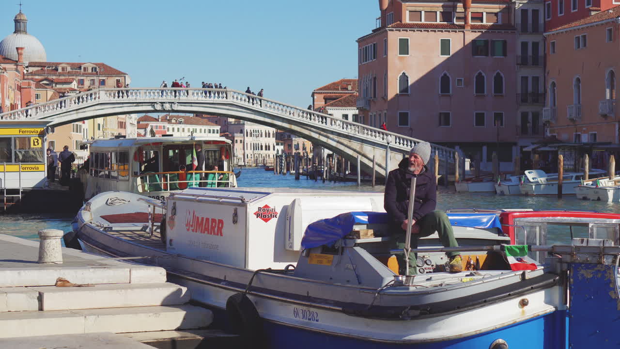 hombre en un barco en el canal de venecia