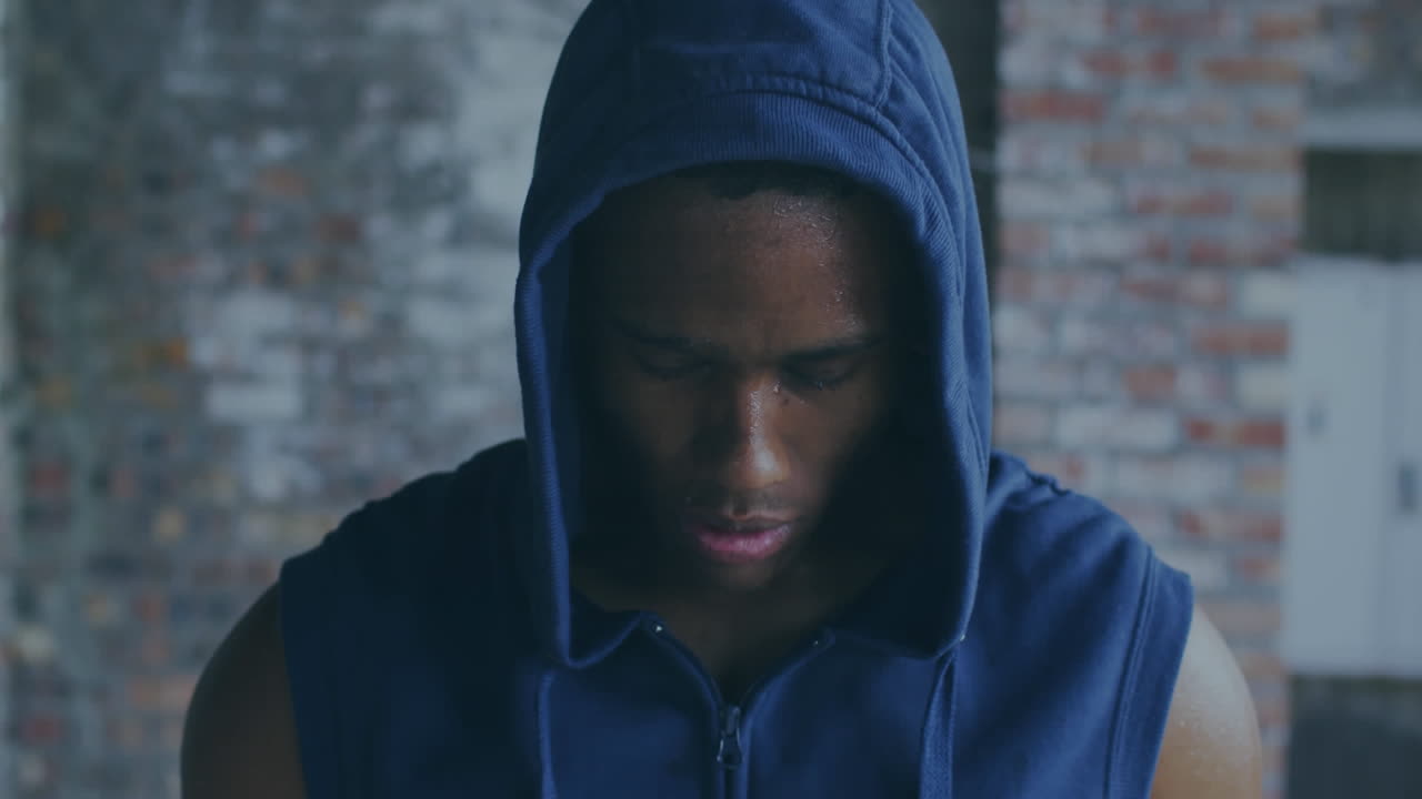 animación de interferencia sobre un deportista afroamericano en el gimnasio