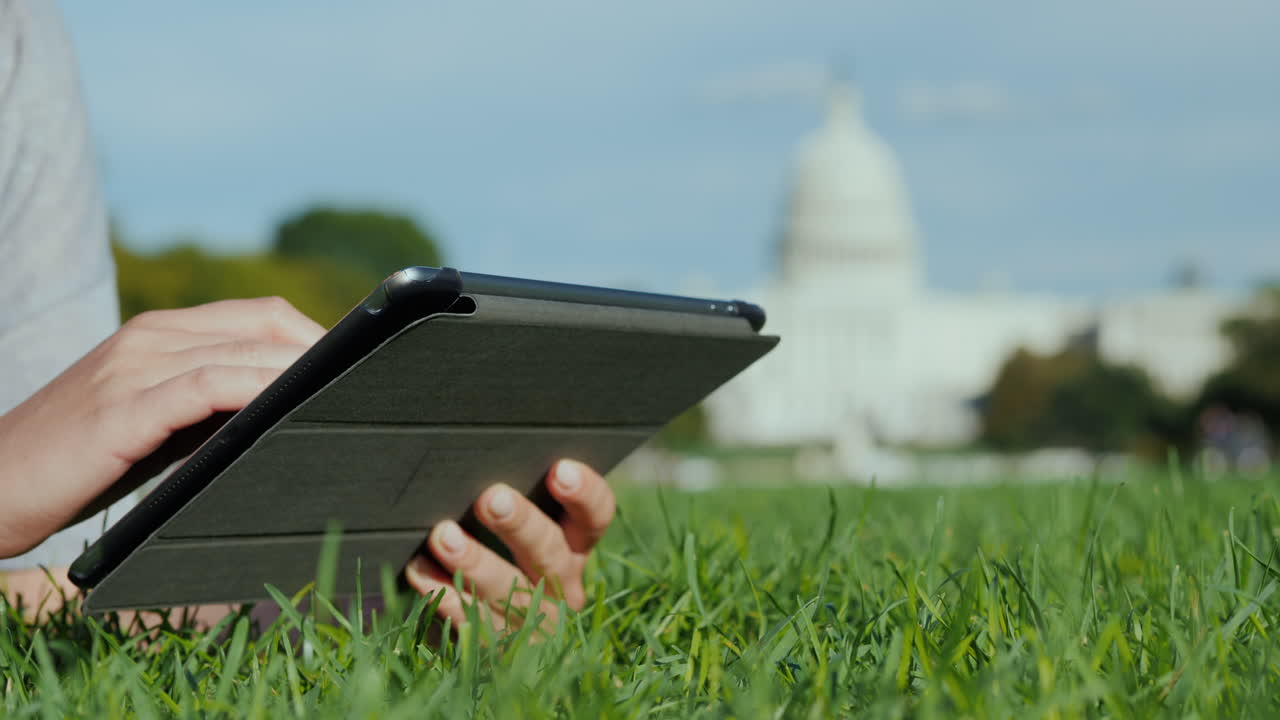 국회 의사당 건물에 의해 손 태블릿 전화