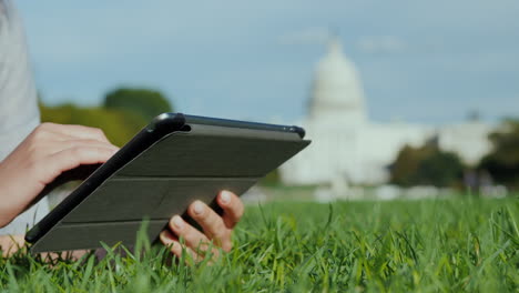 Hands-Tablet-Phone-By-Capitol-Building