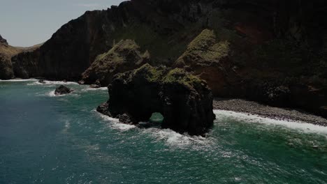 Volando-Hacia-Las-Rocas-Volcánicas-En-Ponta-De-Sao-Lourenco-En-La-Reserva-Natural-De-Madeira,-Portugal