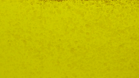cientos de bolas de aceite se mueven en un líquido amarillo