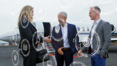 animación de iconos de los medios sobre hombres de negocios caucásicos en el aeropuerto.