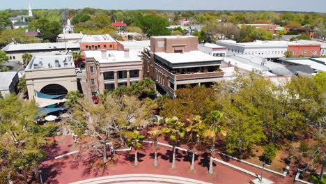 Blick-Von-Oben-Auf-Die-Von-Bäumen-Umgebenen-Gebäude-In-Der-Stadt-Charleston-Zur-Tageszeit