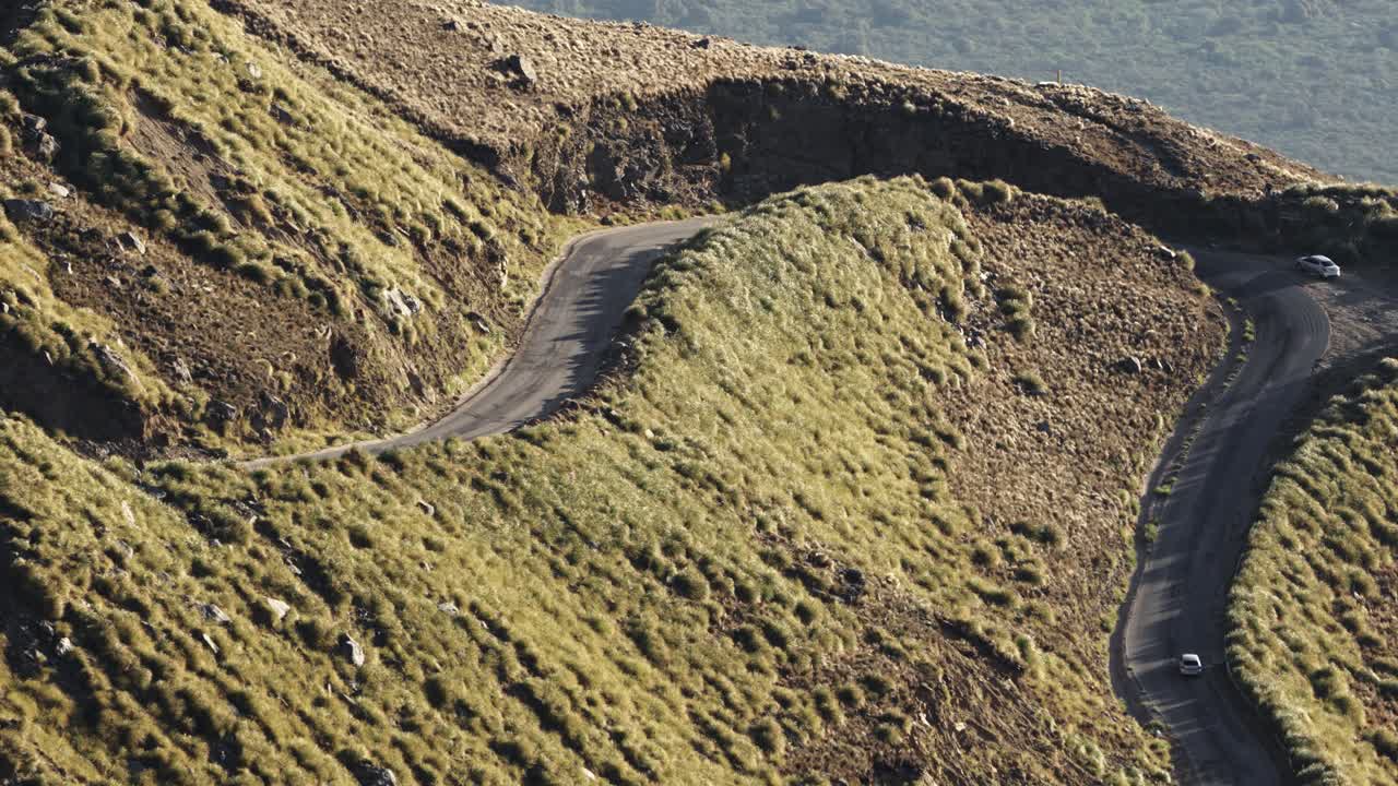 un coche subiendo por una carretera curva en las montañas de merlo, san luis, argentina