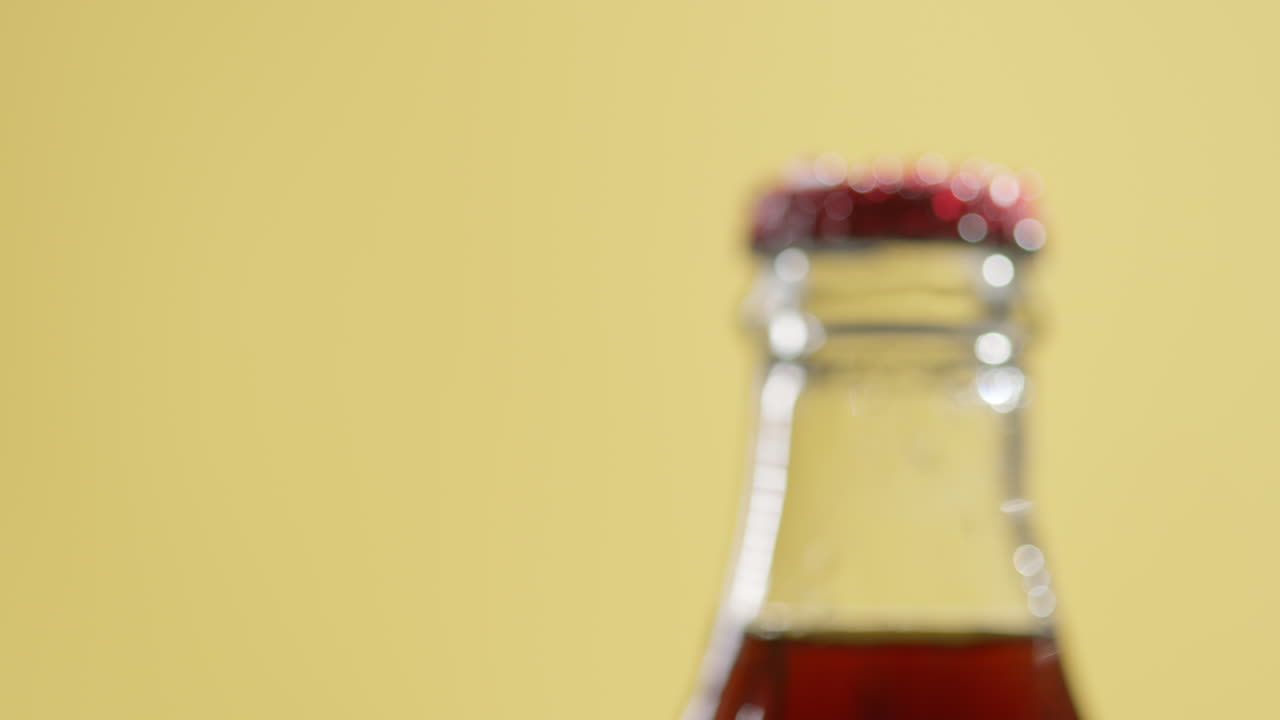 tirar de cerca disparo de gotas de condensación en el cuello de la botella de cerveza fría o bebida gaseosa con tapa de metal