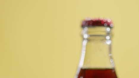 tirar de cerca disparo de gotas de condensación en el cuello de la botella de cerveza fría o bebida gaseosa con tapa de metal