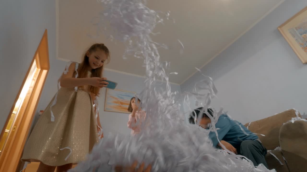 дети развлекаются на забавной бумажной вечеринке.