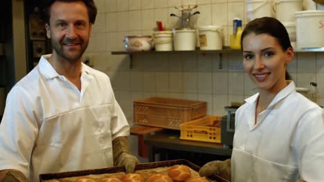 panaderos con michetta horneada en la bandeja