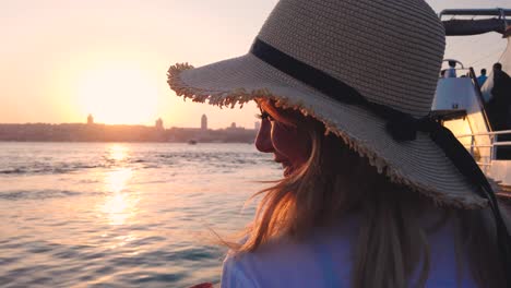 cámara lenta: hermosa chica disfruta de la vista del atardecer del bósforo y estambul, un destino popular en estambul, turquía