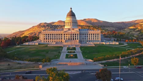 Utah-State-Capitol-Building-Von-Der-Untergehenden-Sonne-Beleuchtet