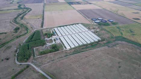 Panorámica-De-Cámara-Lenta-Hacia-Abajo-En-La-Granja-De-Cerdos-Agrícolas