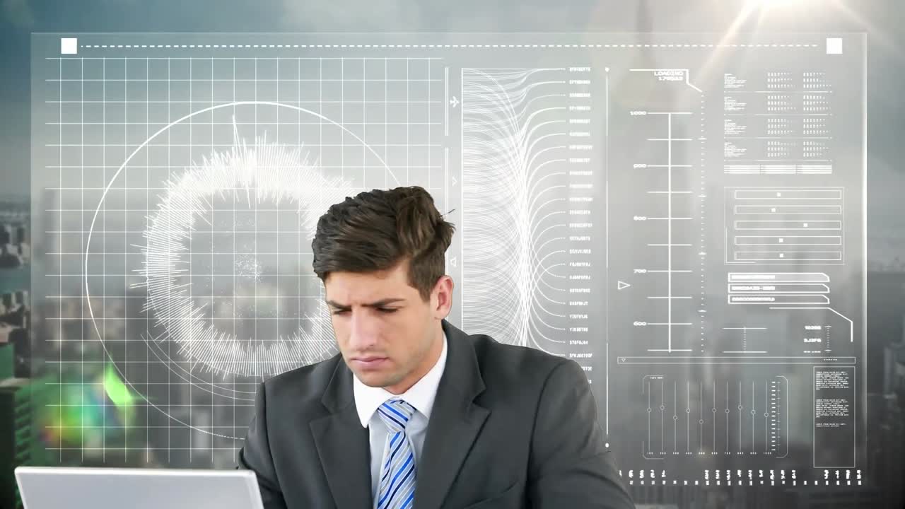 анимация напряженного кавказского бизнесмена, работающего на ноутбуке над экраном с данными и городским пейзажем
