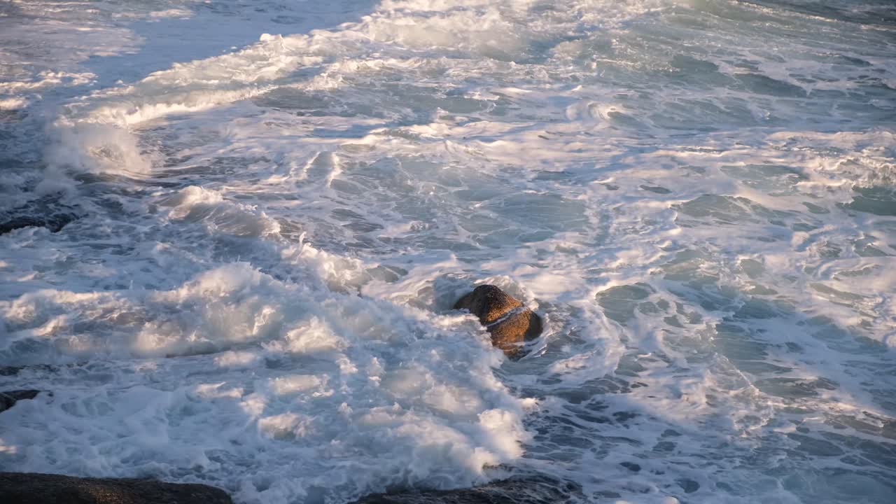 해안에 바위를 분쇄하는 바다 파도