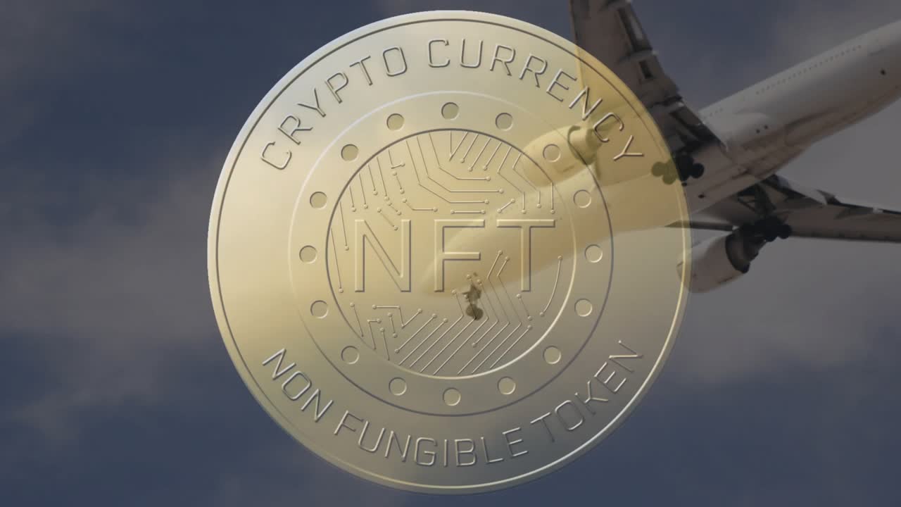 Moneta NFT che ruota mentre un jet scende, riflettendo motivi di circuiti su una superficie dorata.