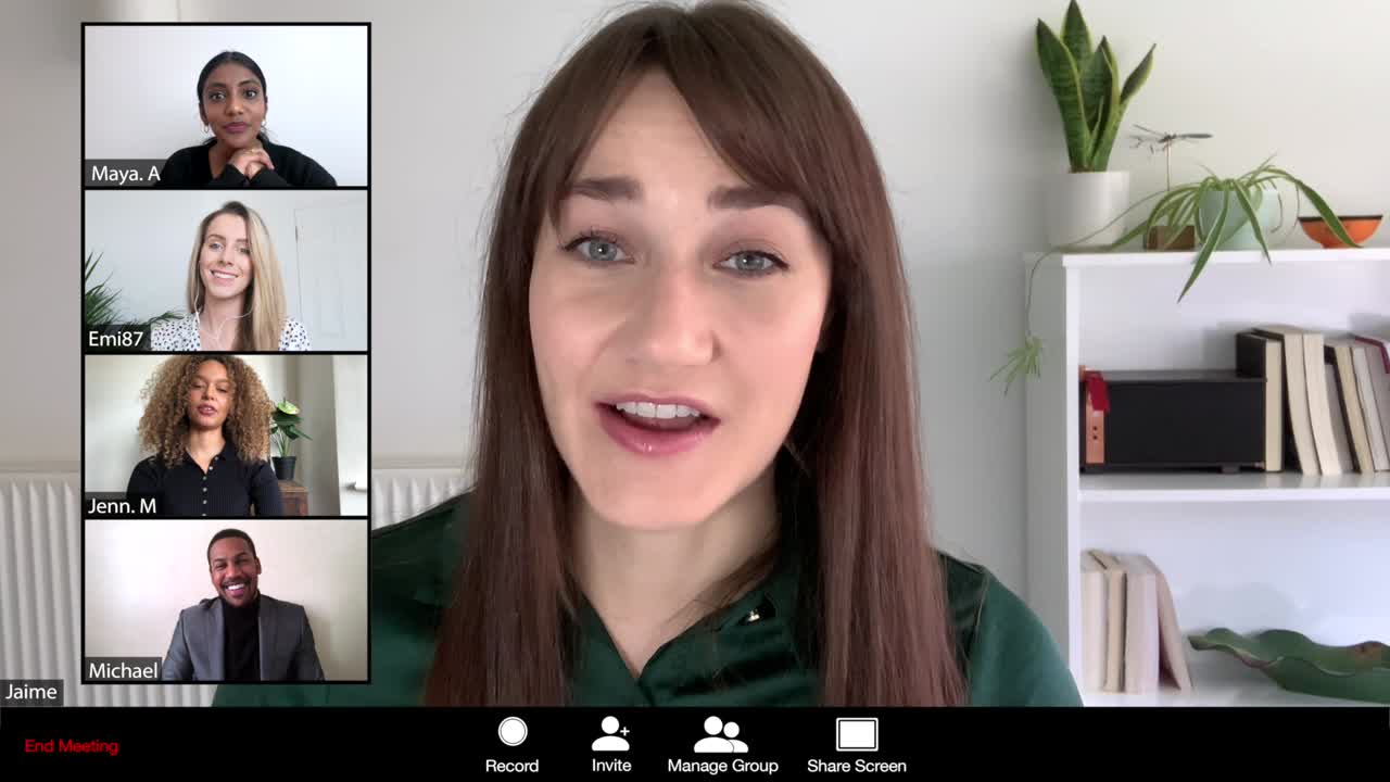 웹캠을 통해 온라인 회의를 이끄는 여성